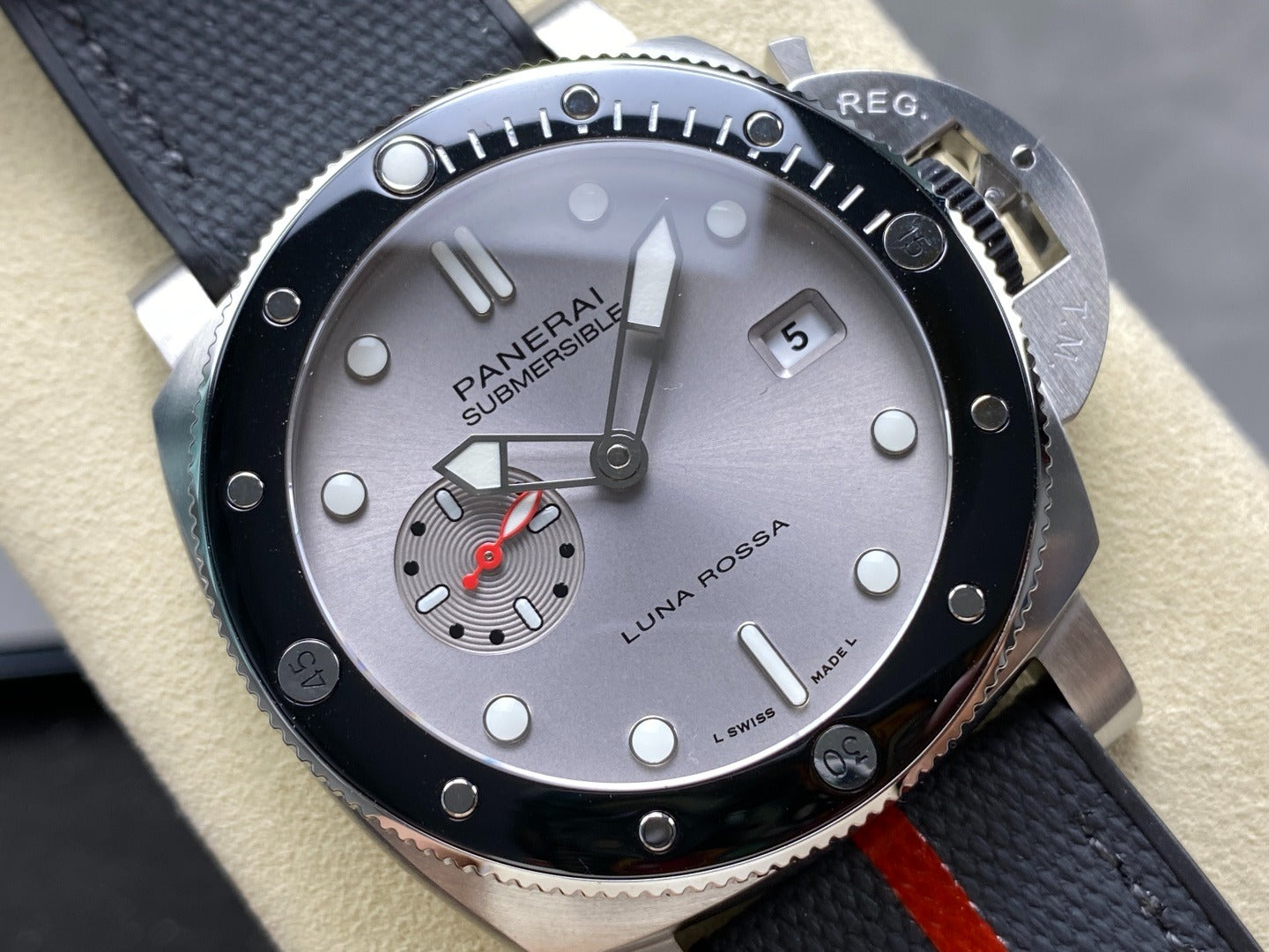 Panerai Submersible Luna Rossa Pam01579 PAM 01579