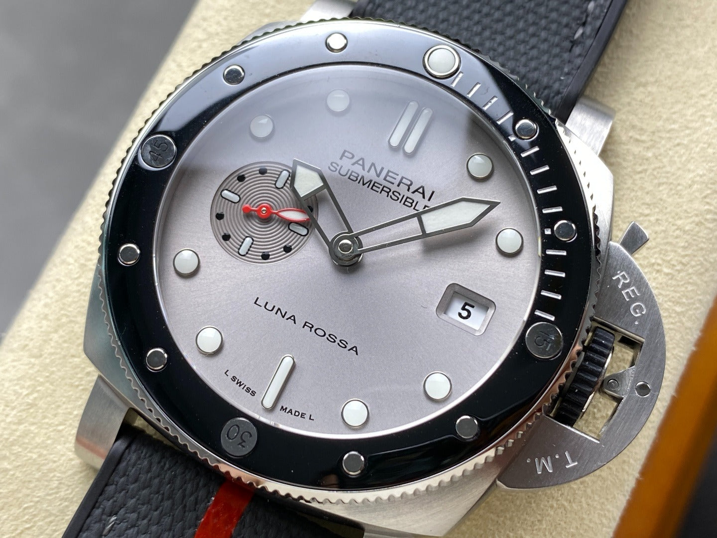 Panerai Submersible Luna Rossa Pam01579 PAM 01579