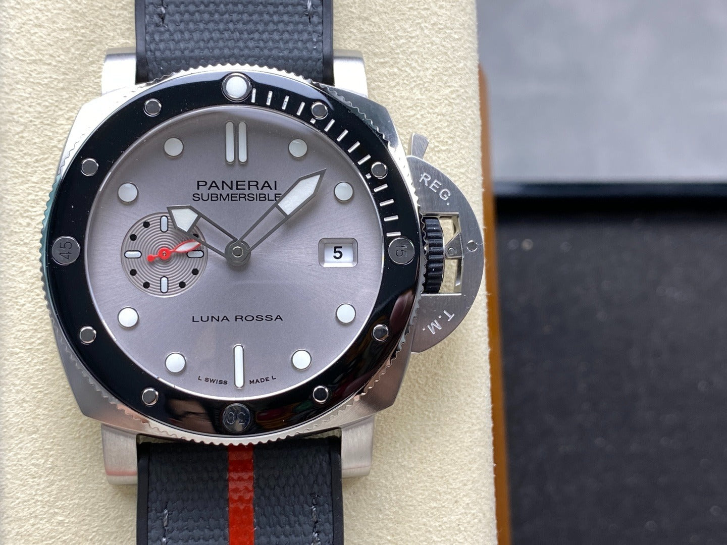 Panerai Submersible Luna Rossa Pam01579 PAM 01579
