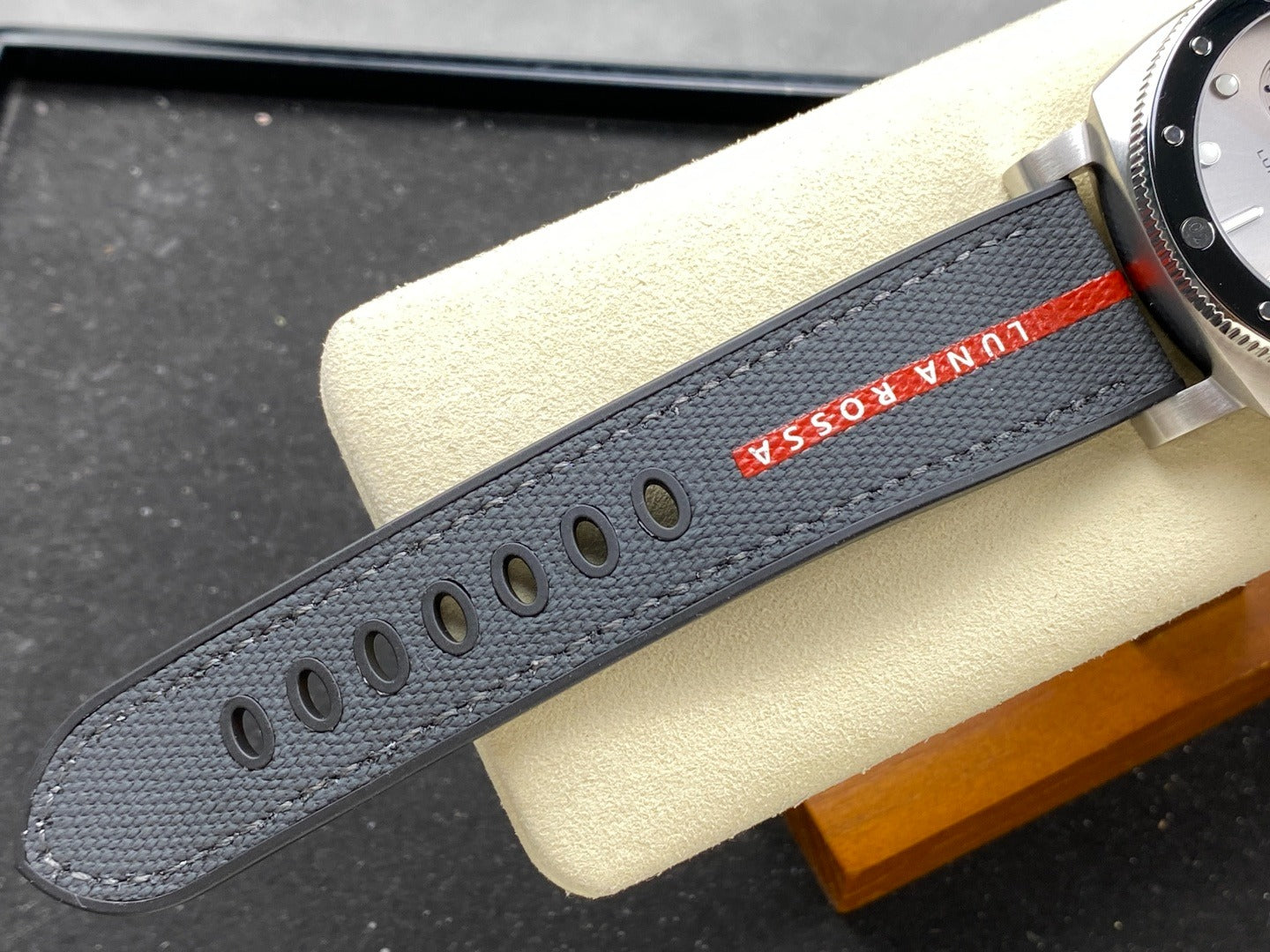 Panerai Submersible Luna Rossa Pam01579 PAM 01579