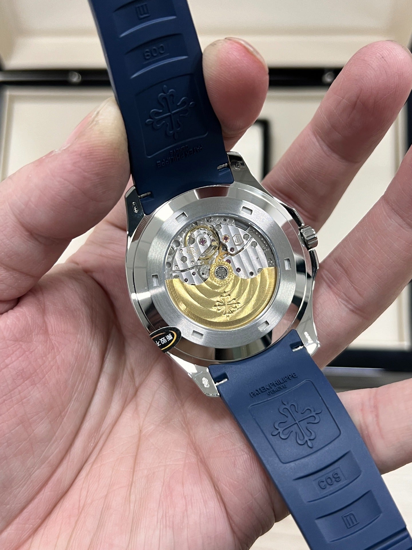 Patek Philippe Aquanaut 5168G-001 — La elegancia azul del tiempo moderno