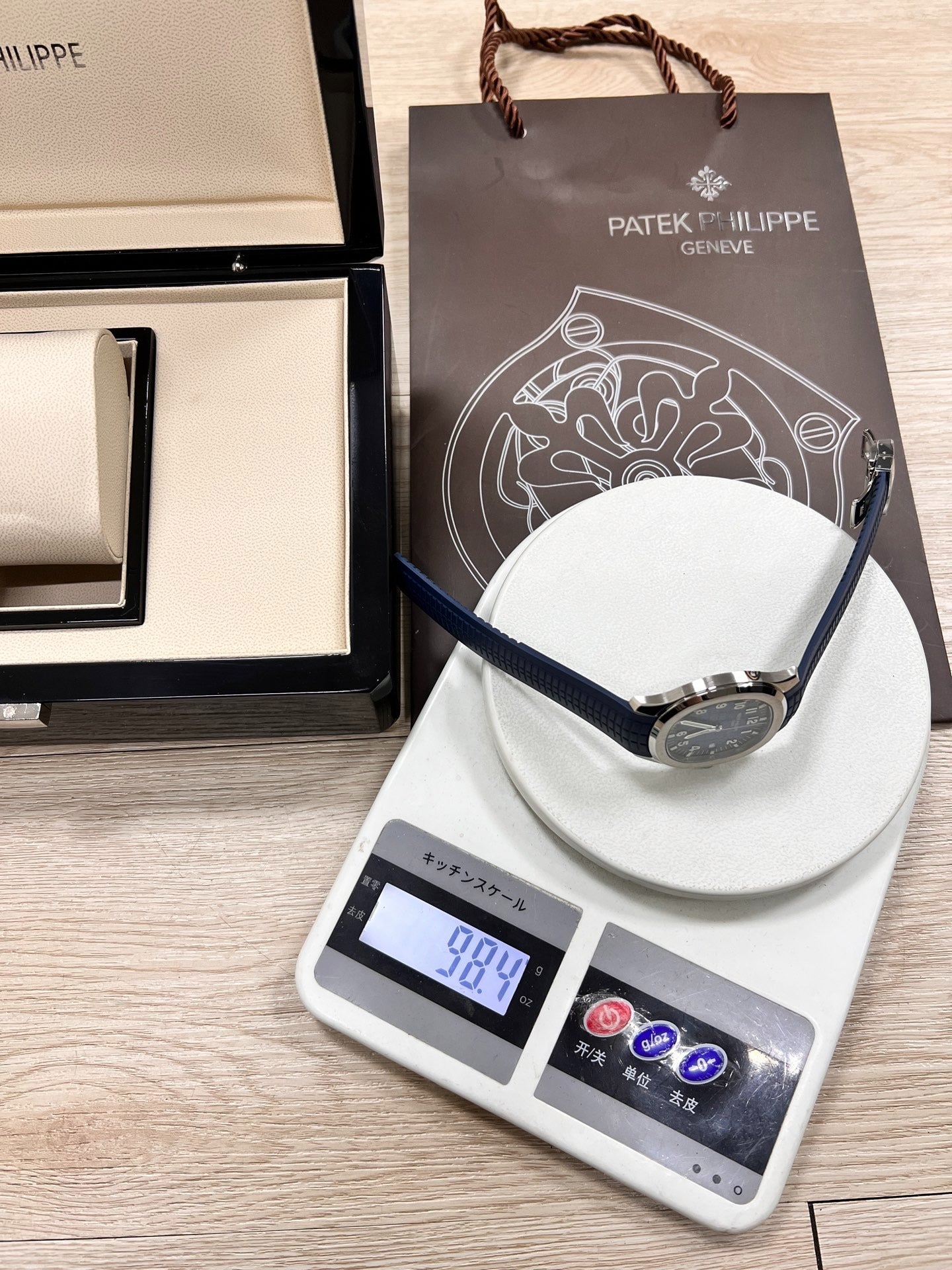 Patek Philippe Aquanaut 5168G-001 — La elegancia azul del tiempo moderno