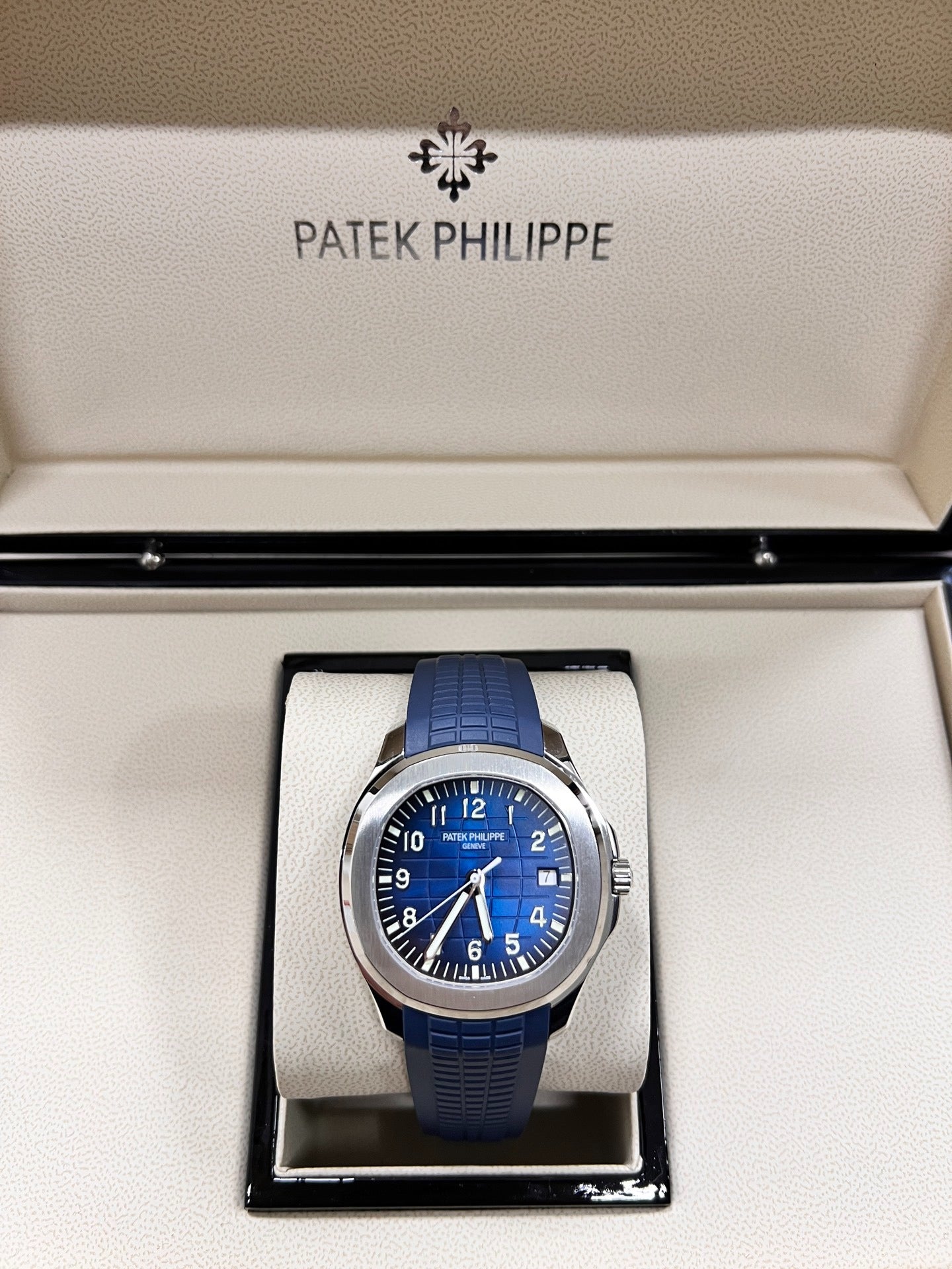 Patek Philippe Aquanaut 5168G-001 — La elegancia azul del tiempo moderno