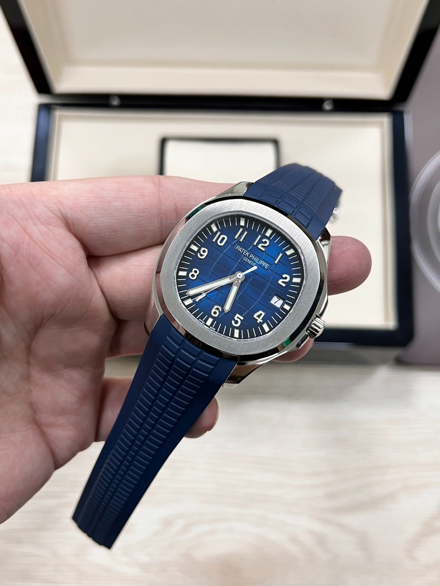 Patek Philippe Aquanaut 5168G-001 — La elegancia azul del tiempo moderno