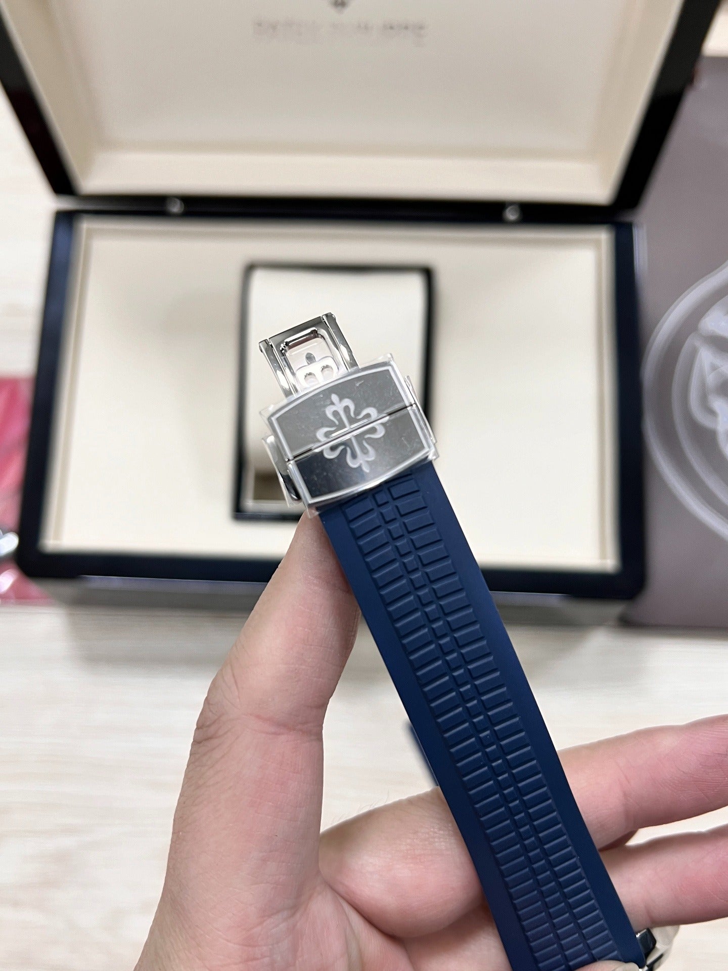 Patek Philippe Aquanaut 5168G-001 — La elegancia azul del tiempo moderno