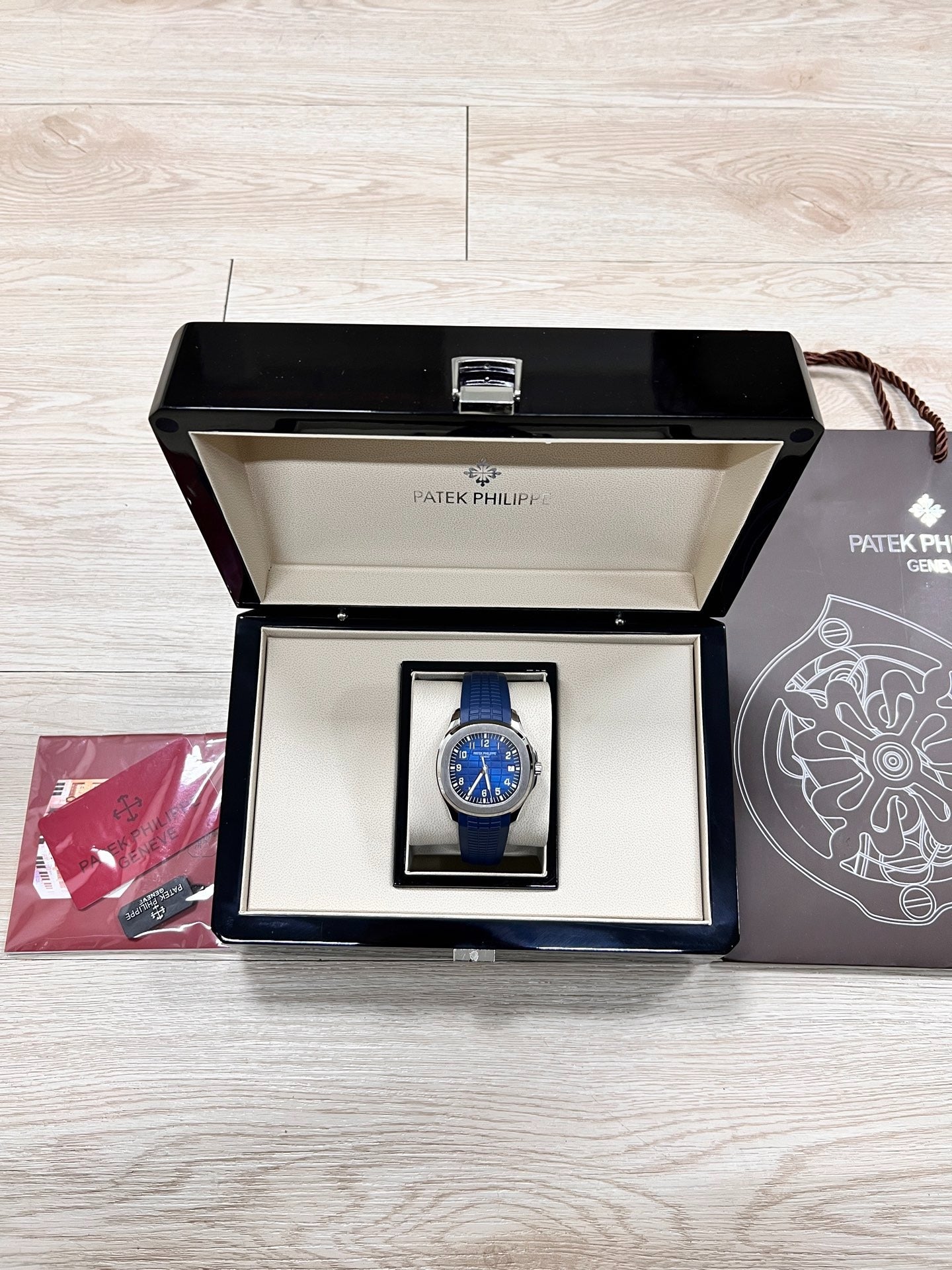 Patek Philippe Aquanaut 5168G-001 — La elegancia azul del tiempo moderno