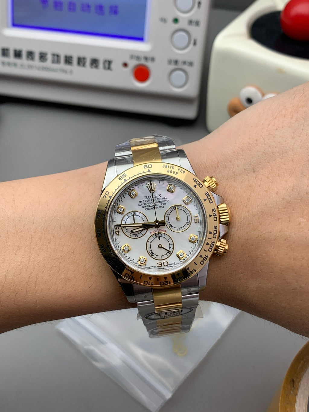 Rolex Daytona 116523 – Año 2015, Steel & Yellow Gold con esfera nácar y diamantes